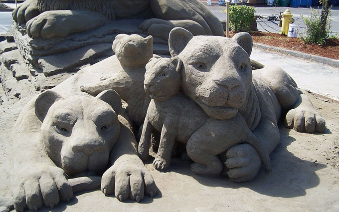 Sparkling sand sculpture works, fleeting but still classic--top emoticon