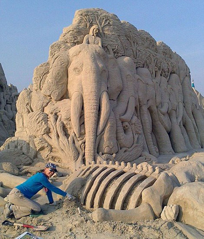 Sparkling sand sculpture works, fleeting but still classic--top emoticon