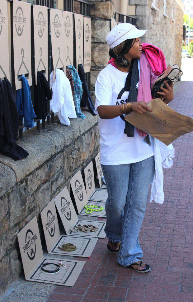 Street donation shop, protect the dignity of recipients--top emoticon