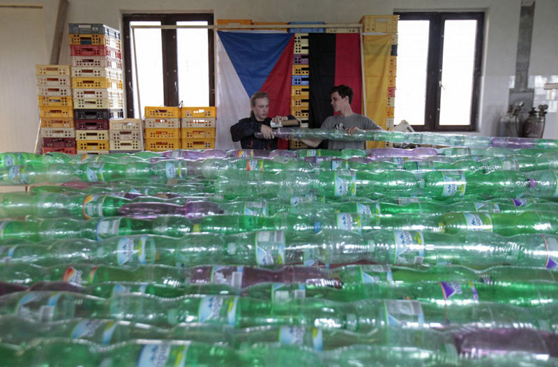 DIY a boat out of plastic bottles and sail 500 miles - top emoticon