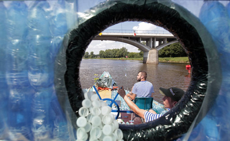 DIY a boat out of plastic bottles and sail 500 miles - top emoticon