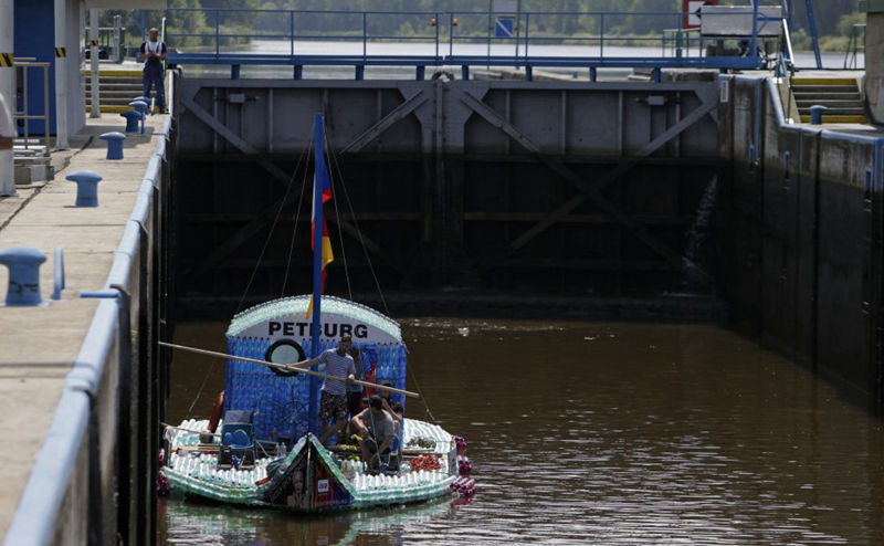 DIY a boat out of plastic bottles and sail 500 miles--top emoticon