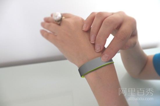 Smart sensor bracelet for couples can convey emotions even when they are not tog