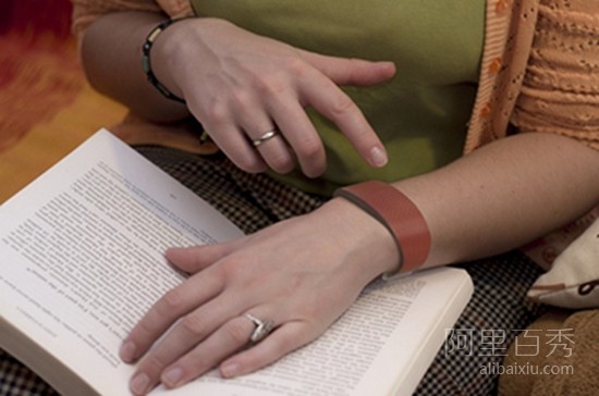 Smart sensor bracelet for couples, they can convey emotions even when they are not together - top emoticon