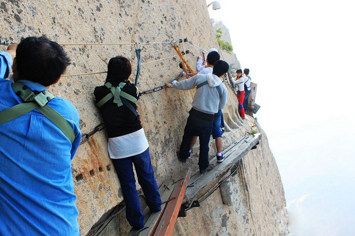 8 most thrilling attractions in the world--top emoticons